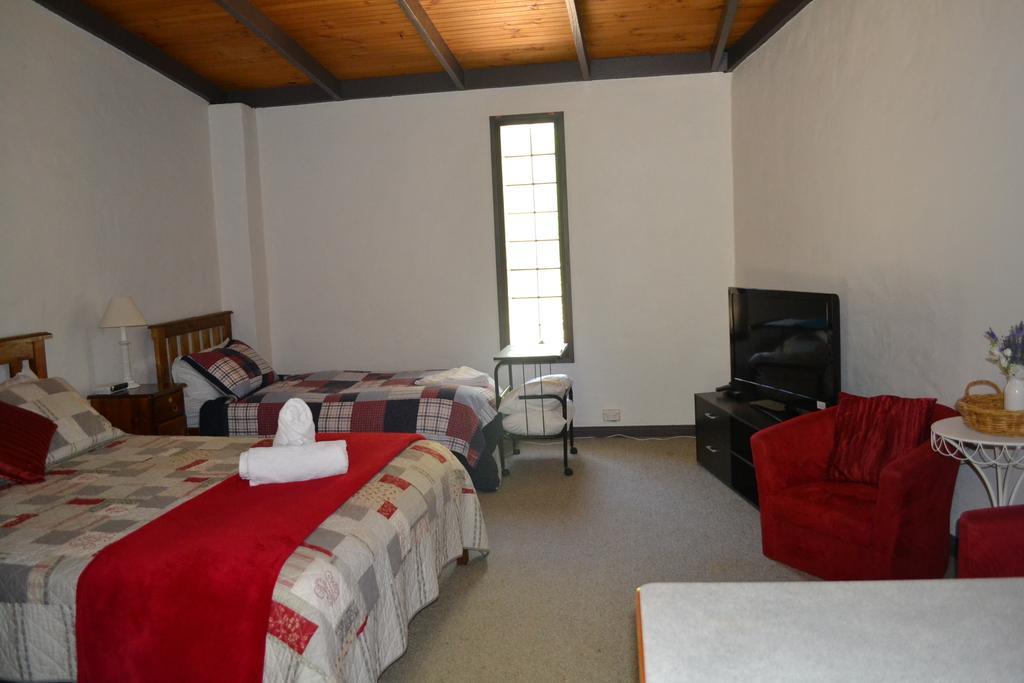 Colonial Bank Motel Omeo Room photo