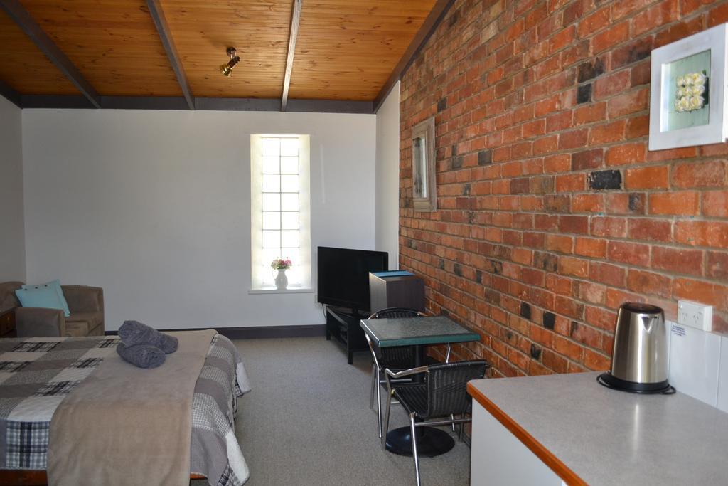 Colonial Bank Motel Omeo Room photo